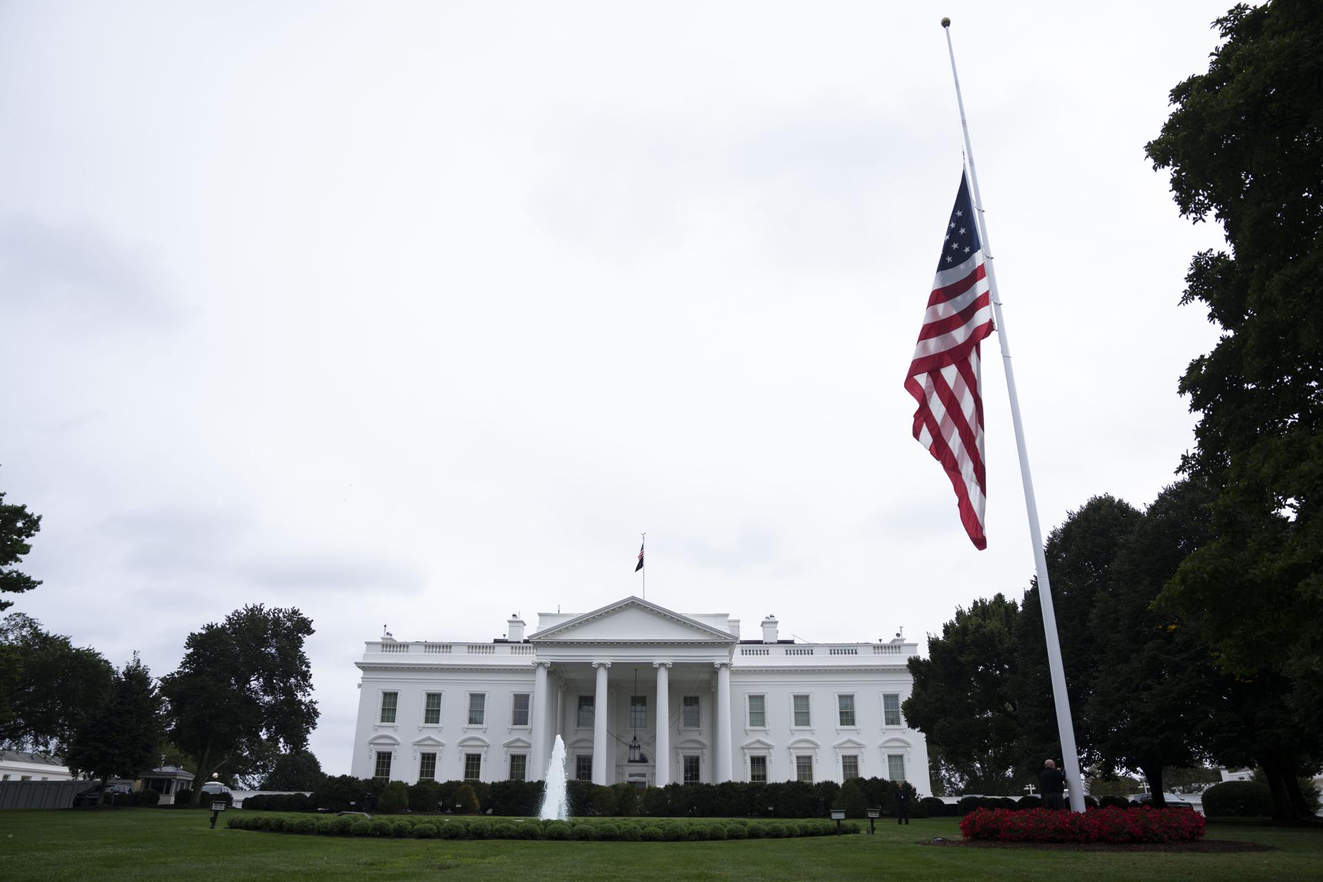 La bandera de EE.UU. es izada a media asta fuera de la Casa Blanca en Washington, DC, EE.UU. EFE/EPA/KAYLA BARTKOWSKI / POOL
//////////
Washington (United States), 11/09/2025.- The US flag is lowered to half-staff outside the White House in Washington, DC, USA, 10 September 2025. Charlie Kirk, executive director of the conservative Turning Point USA advocacy group, has died, President Donald Trump said on social media. EFE/EPA/KAYLA BARTKOWSKI / POOL