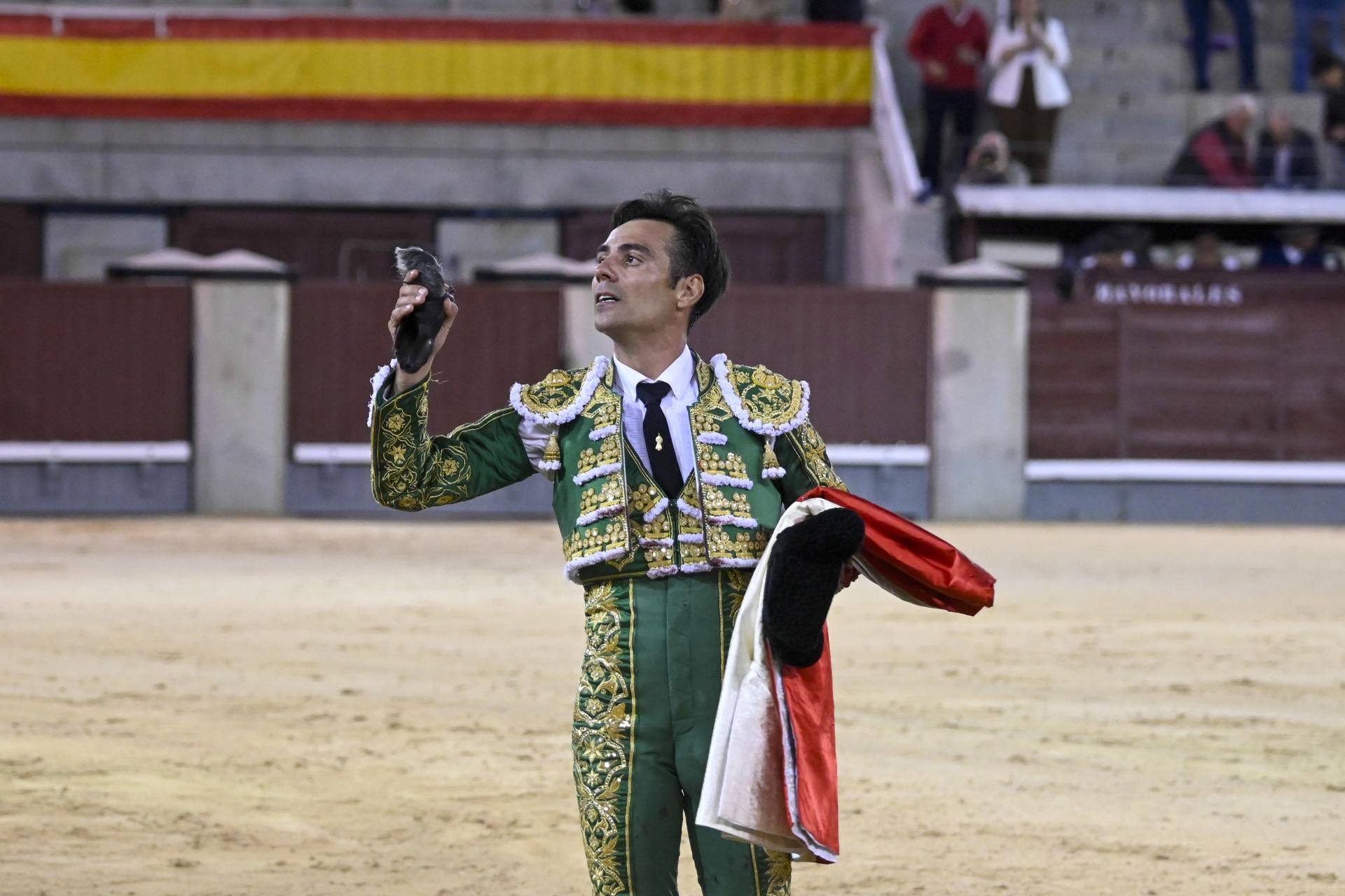 MADRID, 28/09/2025.- El diestro Gómez del Pilar corta una oreja a uno de sus toros durante la corrida ´Concurso de ganaderías´ que se celebra hoy domingo en la plaza de toros de Las Ventas, en Madrid. EFE / Victor Lerena.