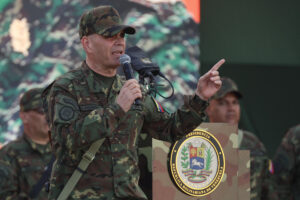 Fotografía del 23 de septiembre de 2025 del ministro de Defensa de Venezuela, Vladimir Padrino López, durante un ejercicio militar este martes, en Caracas (Venezuela). EFE/ Miguel Gutiérrez