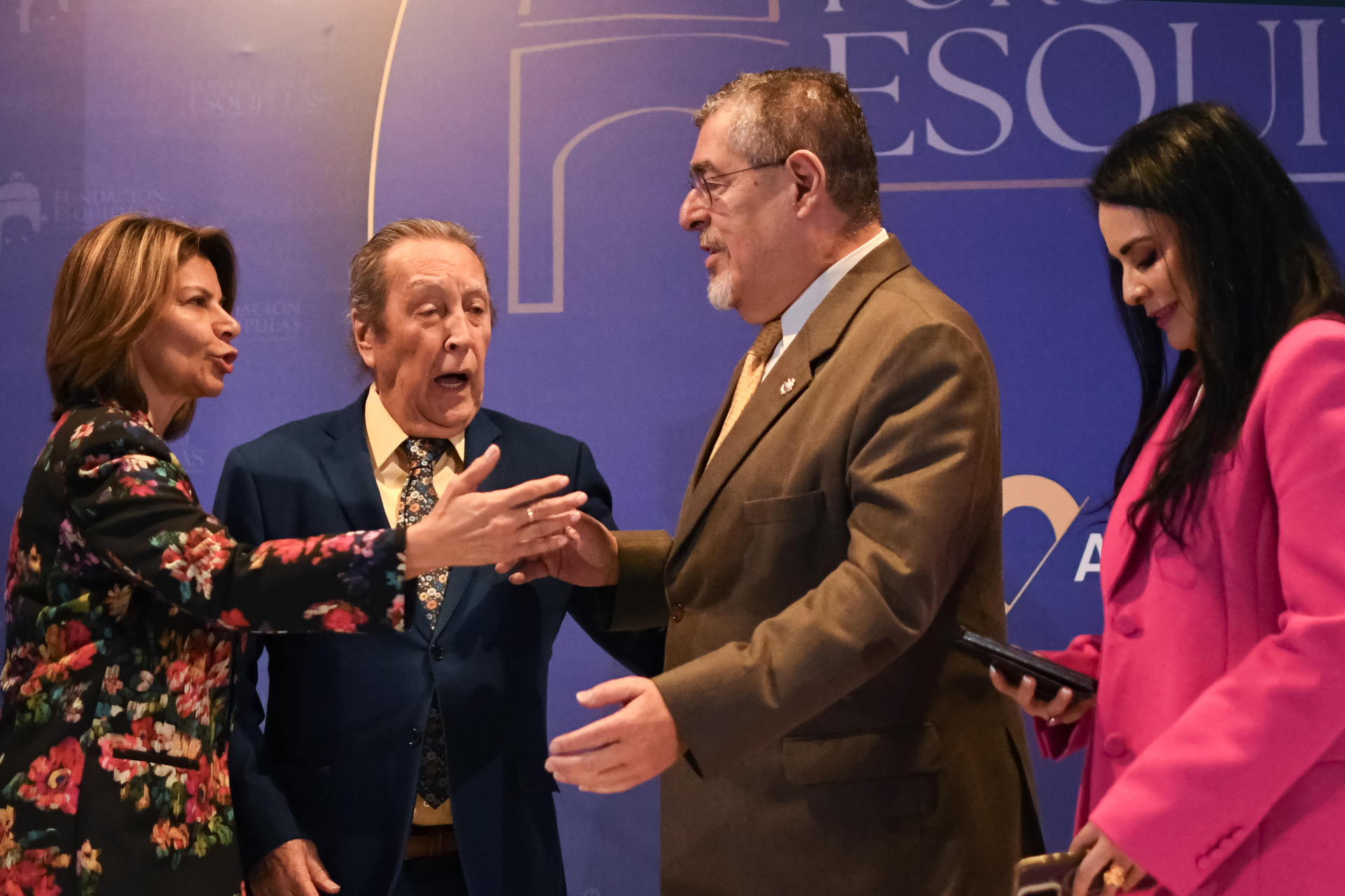 El presidente de Guatemala, Bernardo Árevalo (c), saluda el expresidente de Guatemala Vinicio Cerezo (2-i) y a la expresidenta de Costa Rica Laura Chinchilla (i) este jueves, durante el Foro Regional de Esquipulas en la Ciudad de Guatemala (Guatemala). EFE/ Alex Cruz
