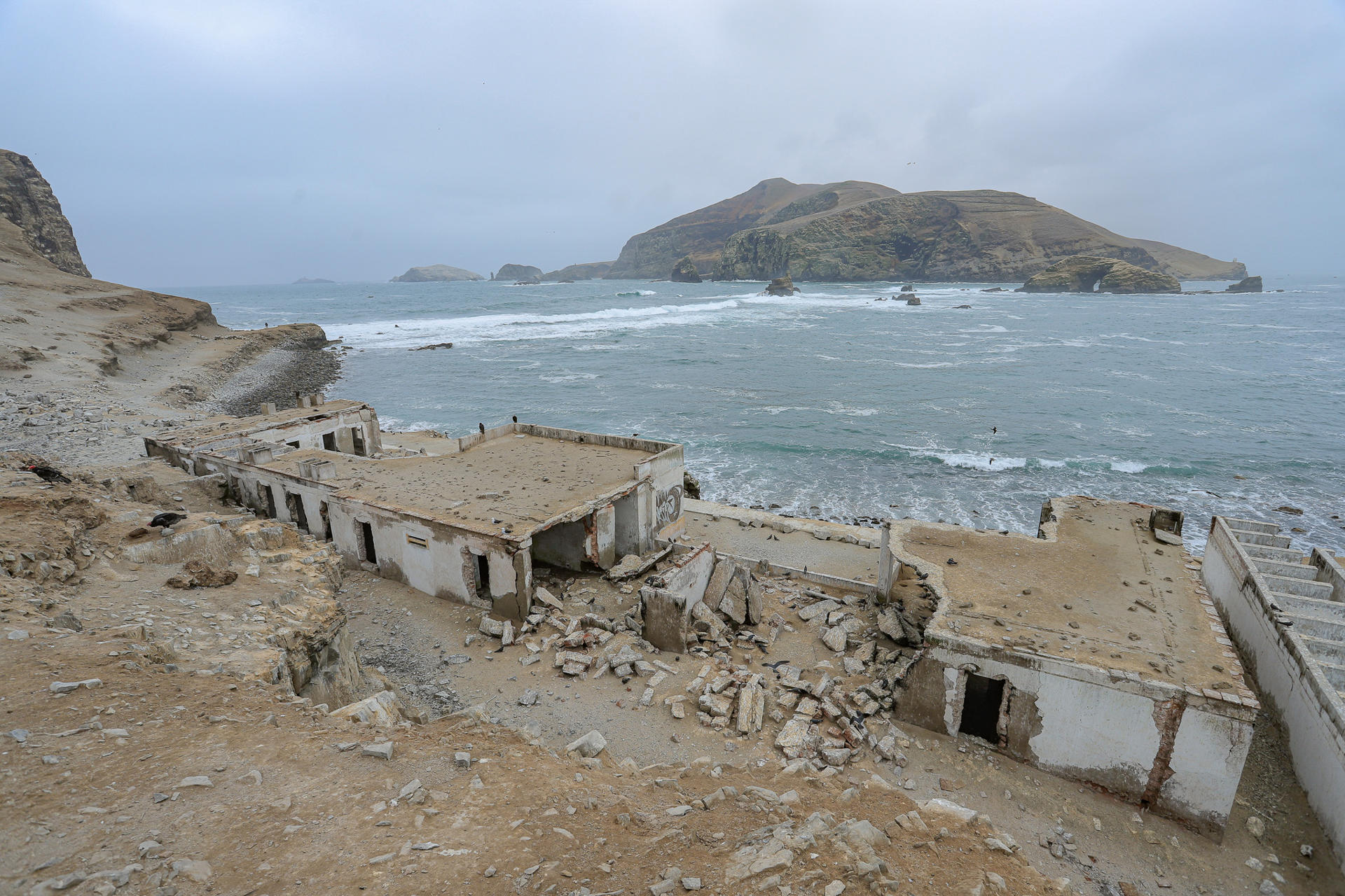 Fotografía del 31 de agosto de 2025 cedida por la Presidencia de Perú de las ruinas de la cárcel de El Frontón, en la isla El Frontón (Perú). EFE/ Presidencia de Perú