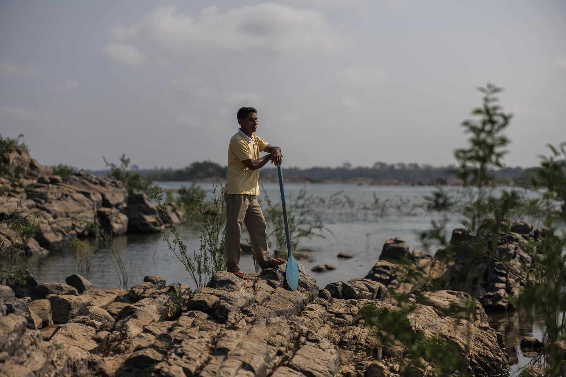 El pescador Ernandes Soares, fue captado el pasado 11 de septiembre, al observar el río Tocantins, sobre las rocas del Pedral do Lourenço, en Itupiranga (Brasil). EFE/Isaac Fontana