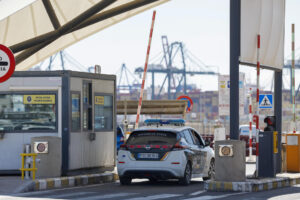 Vista general de uno de los accesos al Puerto de Valencia este lunes en el que la Policía Nacional mantiene abierta una operación contra el narcotráfico en varios municipios de esta provincia que, provisionalmente, acumula más de treinta detenciones tras haberse detectado la entrada de al menos 3,5 toneladas de cocaína a través del puerto, según han confirmado a EFE fuentes de la investigación. EFE/Ana Escobar