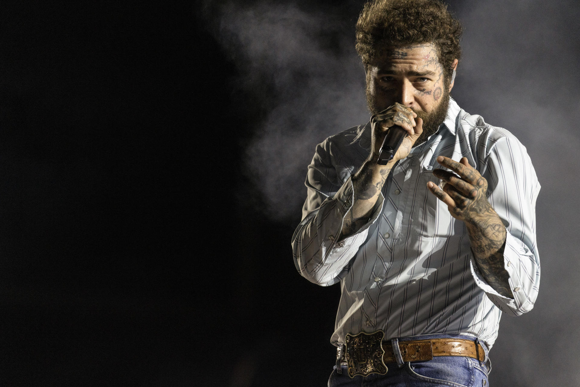 El cantante estadounidense Post Malone actúa este viernes en el Estadi Olímpic de Barcelona, única parada española de su gira 'The Big Ass World Tour' , que cerrará el 14 de septiembre en el Estadio do Restelo de Lisboa (Portugal) tras pasar por países como Hungría, Austria, Polonia, Alemania, Francia o Reino Unido. EFE/ Marta Pérez