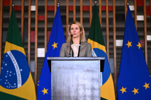 La alta representante de la Unión Europea para Asuntos Exteriores y Seguridad, Kaja Kallas, habla durante una rueda de prensa este viernes, en el Palacio del Itamaraty en Brasilia (Brasil). EFE/ Andre Borges