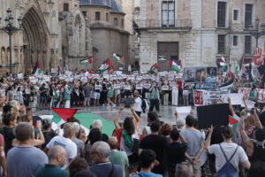 Cientos de personas se han manifestado por el centro de Valéncia, convocadas por organizaciones de solidaridad con Palestina, bajo el lema Embargament d’armes JA, exigiendo al Gobierno el embargo de armas a Israel. EFE/Manuel Bruque