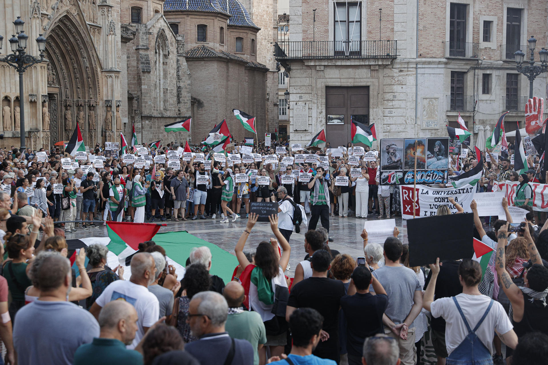 Cientos de personas se han manifestado por el centro de Valéncia, convocadas por organizaciones de solidaridad con Palestina, bajo el lema Embargament d’armes JA, exigiendo al Gobierno el embargo de armas a Israel. EFE/Manuel Bruque