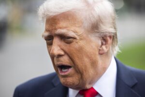 El presidente de Estados Unidos, Donald Trump, habla con periodistas en la Casa Blanca, en Washington, DC, EE.UU., el 16 de septiembre de 2025. EFE/JIM LO SCALZO