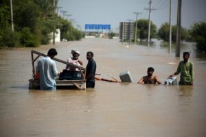 Personas se adentran con sus pertenencias en las aguas de la inundación del río Sutlej, en el distrito de Multan, provincia de Punjab, Pakistán, el 15 de septiembre de 2025. Se espera que el FMI evalúe las necesidades financieras de Pakistán por las inundaciones      Pakistaníes portan sus pertenencias en las crecidas aguas del río Sutlej, en el distrito de Multan, provincia de Punjab, Pakistán, en unas inundaciones recientes. EFE/EPA/MANSOOR ABBAS