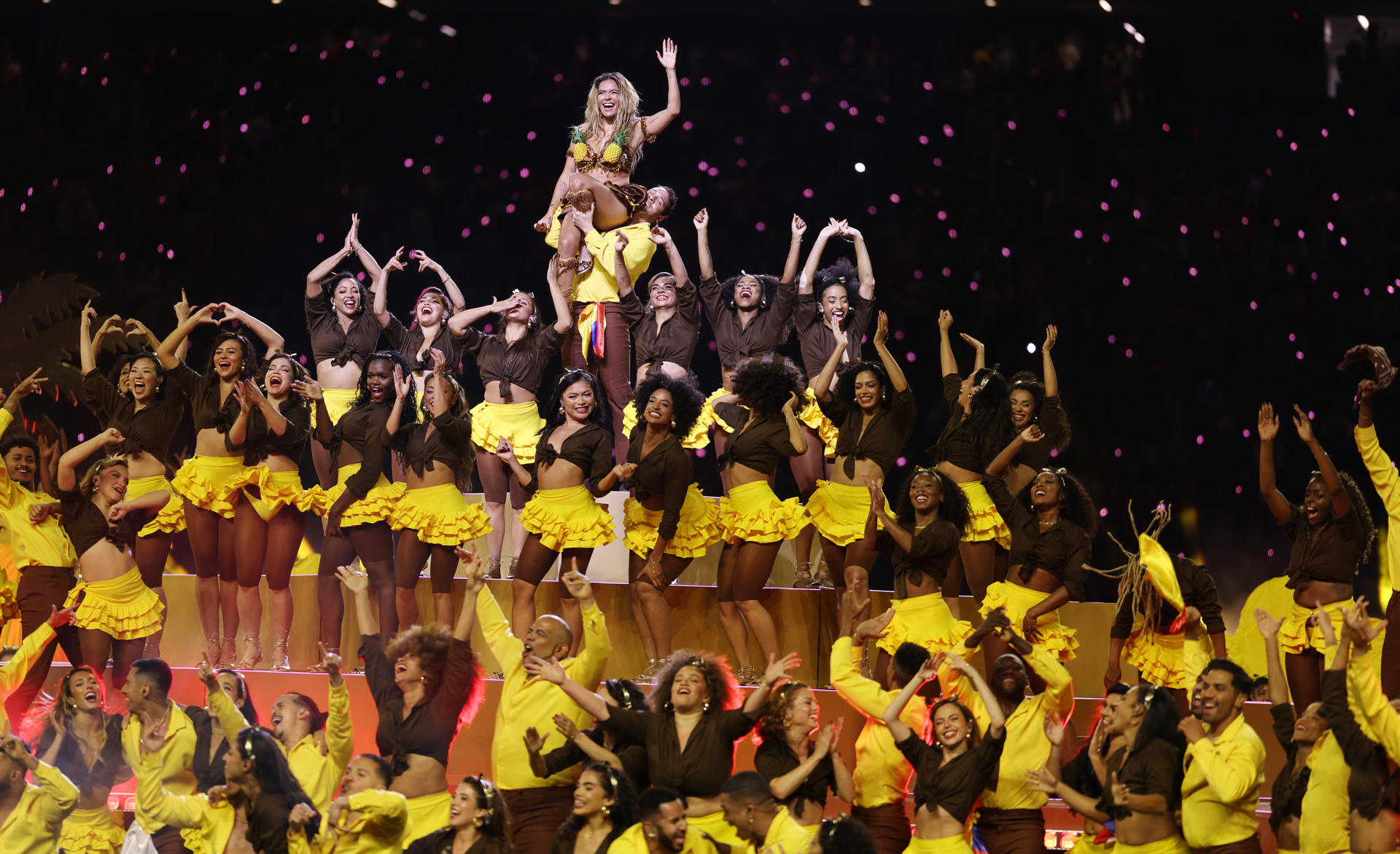 La cantante colombiana Karol G canta en el intermedio de un partido de la NFL entre Los Ángeles Chargers y Kansas City Chiefs en el estadio Neo Química Arena en São Paulo (Brasil). EFE/ Isaac Fontana