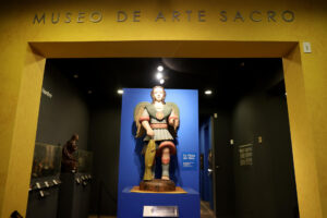 Vista general, el pasado 12 de septiembre, de varias piezas religiosas en el Museo de Arte Sacro de Asunción, de una exposición permanente de 97 piezas religiosas de madera talladas en los siglos XVII y XVIII por los guaraníes, en Asunción (Paraguay). EFE/Juan Pablo Pino
