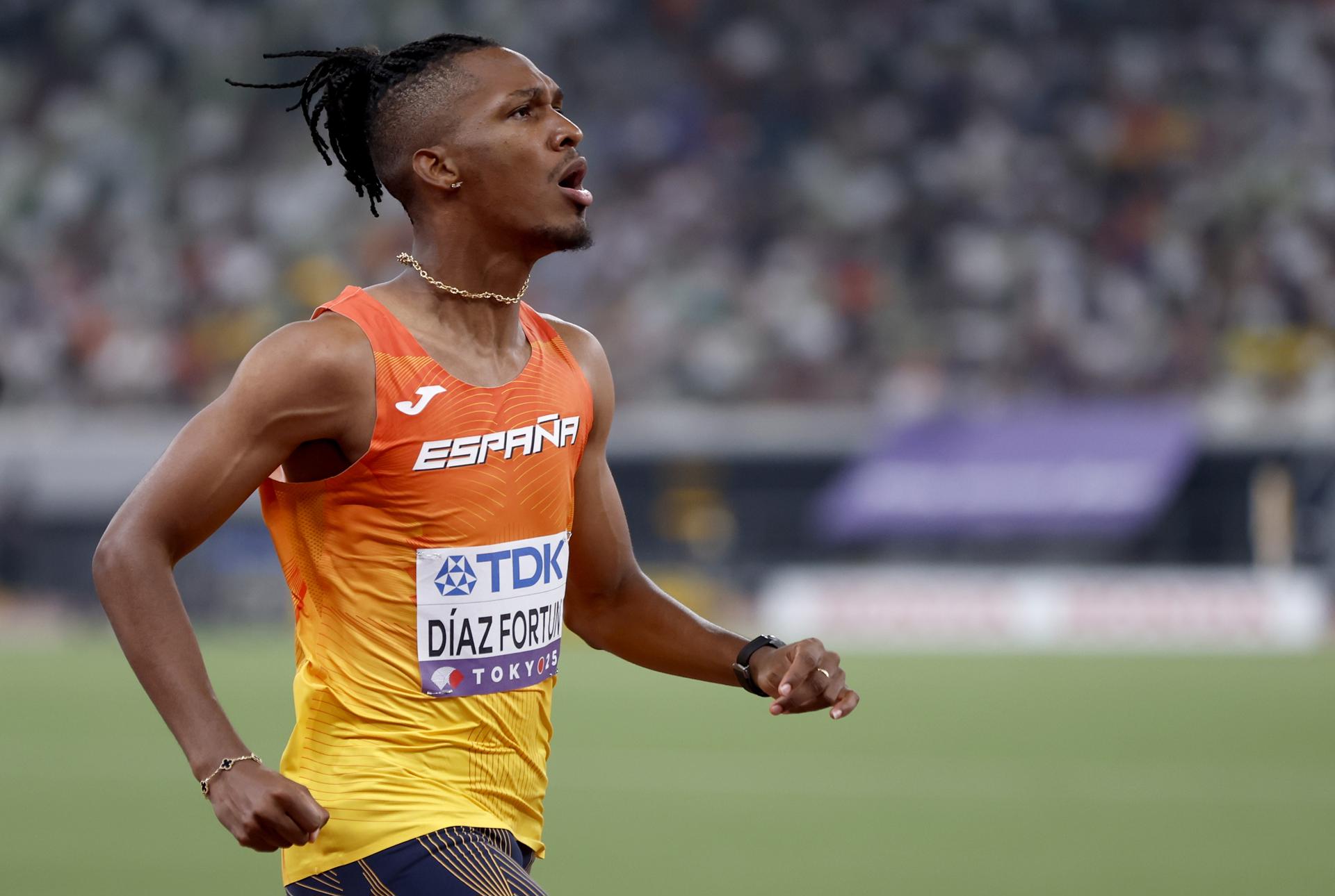 El español Jordan Díaz, vigente campeón de Europa y olímpico de triple salto, se retira lesionado tras efectuar el primer intento de salto en el concurso de clasificación de los Mundiales de atletismo de Tokio.EFE/EPA/KIYOSHI OTA
