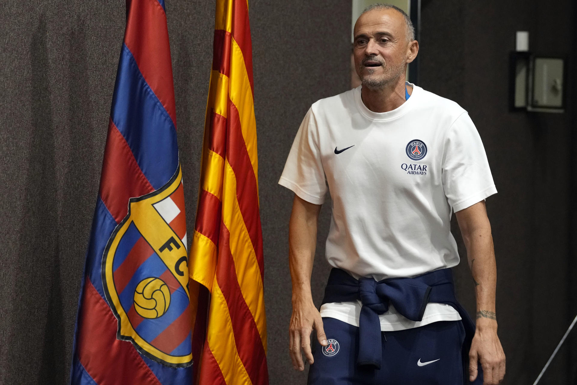 El entrenador del PSG Luis Enrique durante la rueda de prensa que ha ofrecido este martes en el Estadi Olímpic Lluis Companys donde mañana se enfrentarán al FC Barcelona en la segunda jornada de la Liga de Campeones. EFE/Alejandro García