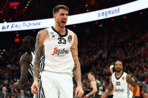 Achille Polonara celebra una canasta durante un partido de la Euroliga entre el Virtus Bolonia y el Bayern Múnich, el 17 de enero de 2025. EFE/EPA/ANNA SZILAGYI