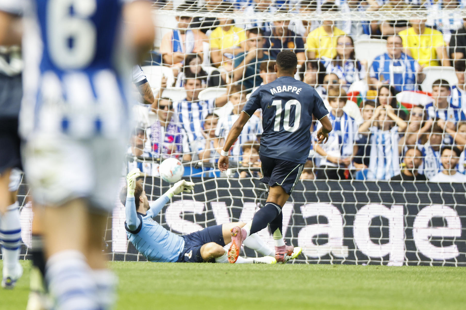 El delantero francés del Real Madrid, Kylian Mbappé, remata a gol contra la Real Sociedad durante el partido de la jornada 4 de La Liga EA Sports este sábado en el estadio Municipal de Anoeta en San Senastián.-EFE/ Javier Etxezarreta