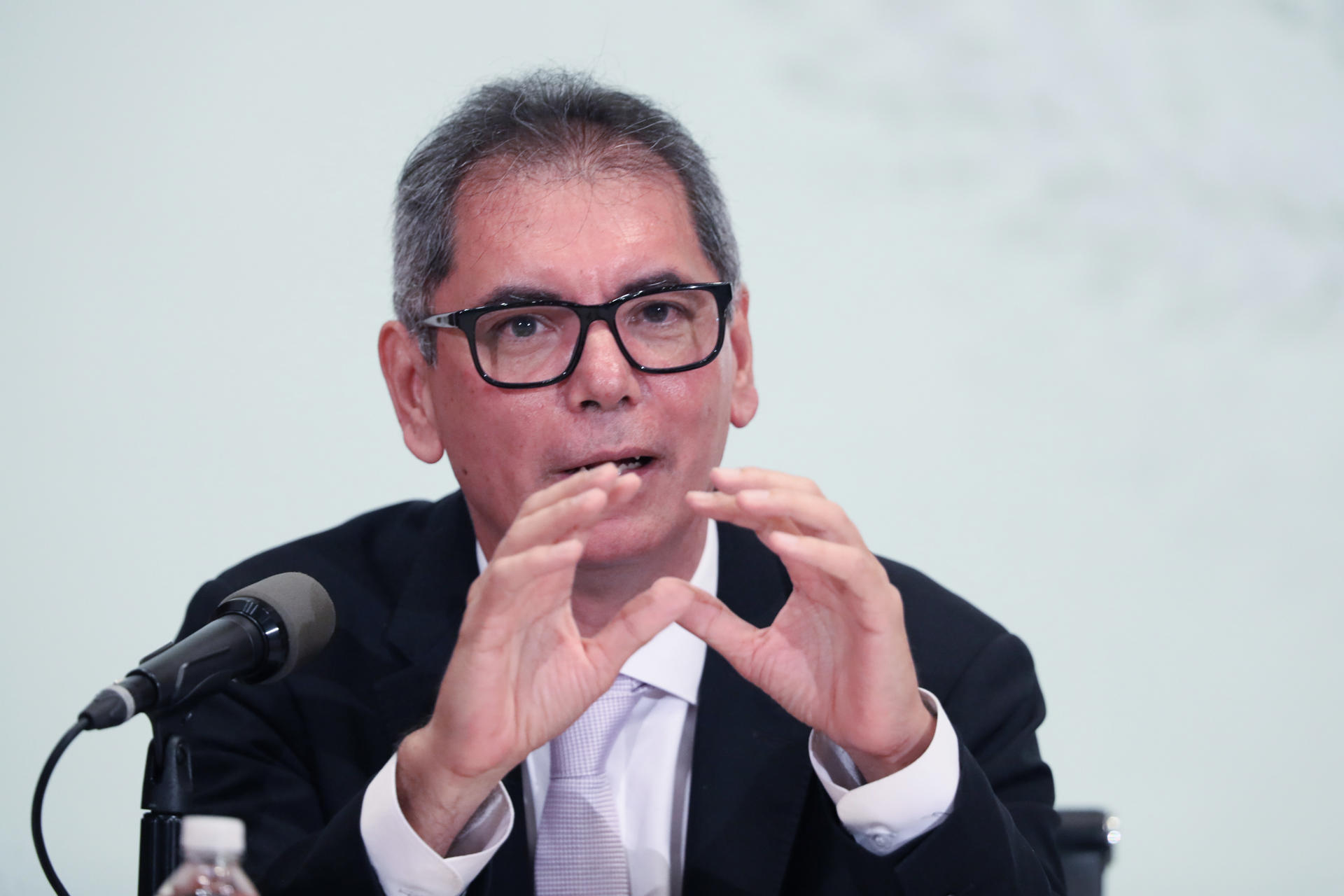 El secretario de Hacienda y Crédito Público (SHCP), Edgar Amador Zamora, habla durante una rueda de prensa este martes, en Ciudad de México (México).EFE/ Mario Guzmán