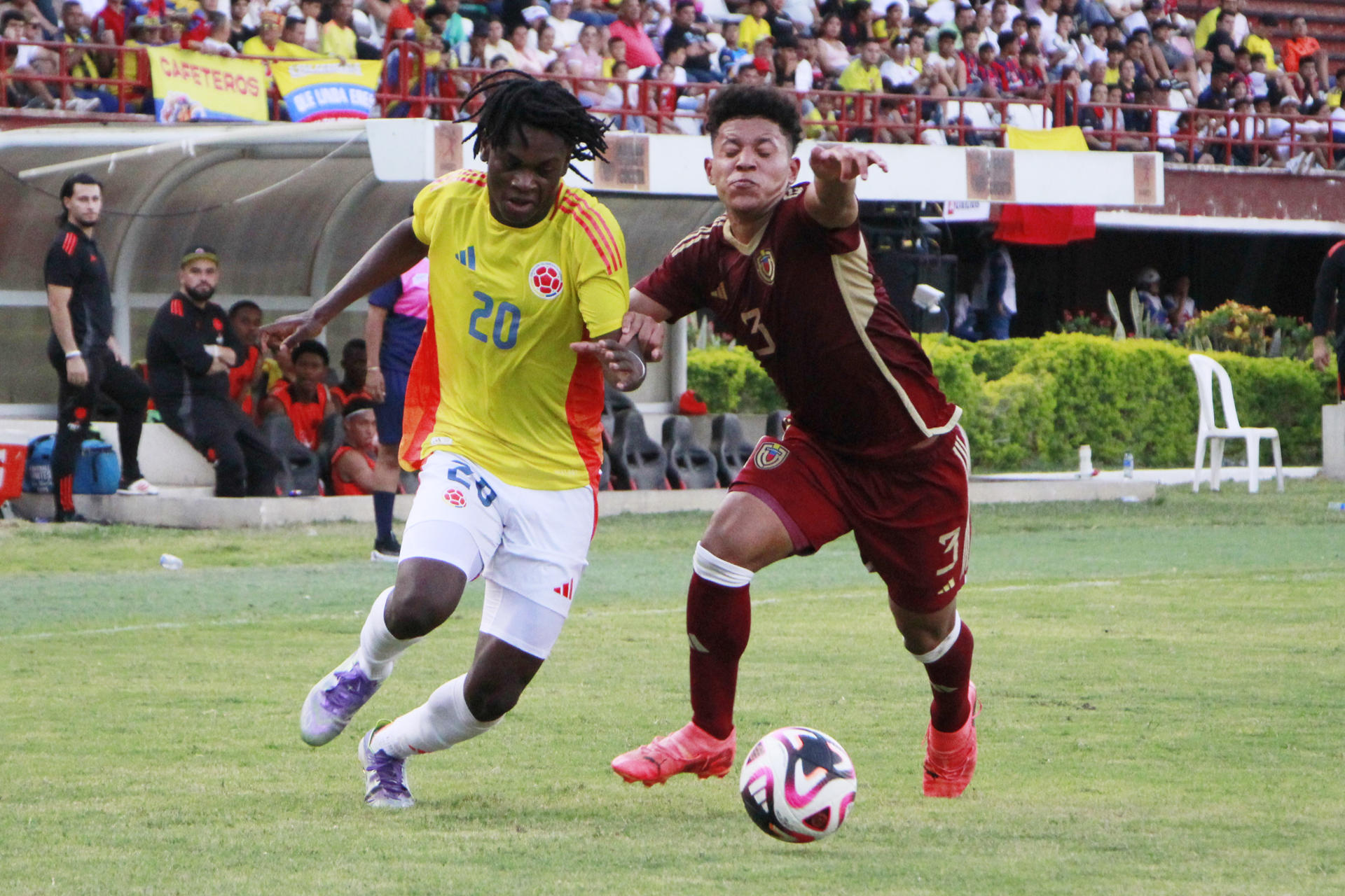 Cristian Flórez (i), de Colombia, disputa el balón con Eider Barrios, de Venezuela, en un partido amistoso entre las selecciones sub-17 de Colombia y Venezuela en el estadio General Santander, en Cúcuta (Colombia). EFE/Mario Caicedo
