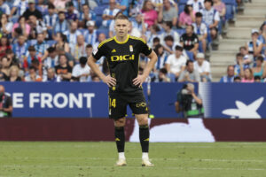 Fotografía de Toni Albir, en la que puede verse en una imagen de archivo del 23 de junio de 2024 al futbolista brasileño Alexandre Zurawski 'Alemao', durante un partido como jugador del Real Oviedo entonces. EFE