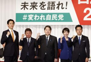 (De izq a dcha) El exministro de Seguridad Económica Takayuki Kobayashi; Toshimitsu Motegi, peso pesado del partido que ha estado al frente de varios ministerios; el actual portavoz del PLD y exministro de Exteriores, Yoshimasa Hayashi; la exministra de Asuntos Internos Sanae Takaichi, y el ministro de Agricultura, Shinjiro Koizumi, posan después de pronunciar sus discursos en el lanzamiento de la campaña para las primarias del gobernante Partido Liberal Democrático (PLD) en Tokio, el 22 de septiembre de 2025. EFE/EPA/FRANCK ROBICHON / POOL