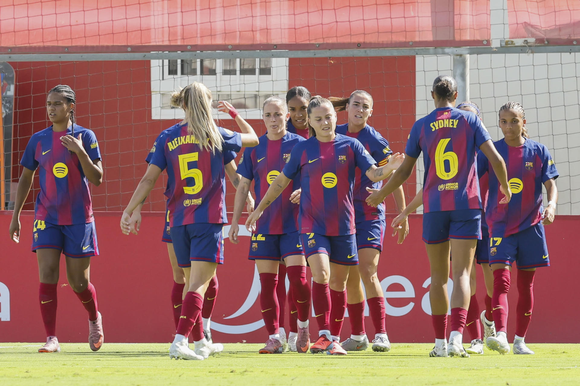 La delantera del Barcelona Salma Paralluelo (c-atrás) celebra tras anotar un gol durante el partido de la jornada de la Liga F, entre el Barcelona y el Sevilla, que se celebra este domingo en la Ciudad Deportiva Jose Ramón Cisneros Palacios Sevilla Futbol Club en la capital andaluza. EFE/ Jose Manuel Vidal