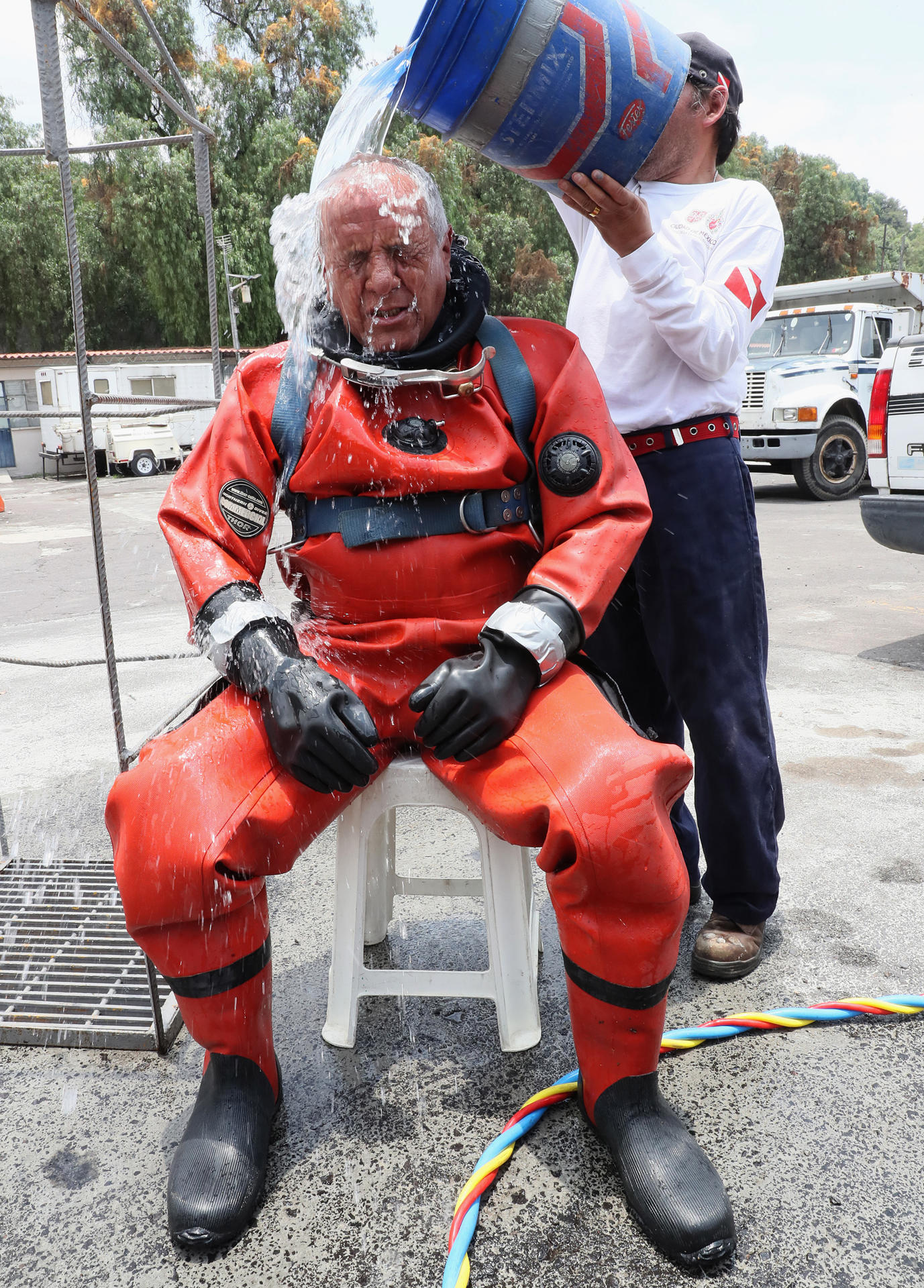 El buzo especializado en aguas negras Julio César Cu, posa durante una entrevista con EFE este sábado, en la Ciudad de México (México). EFE/ Mario Guzmán