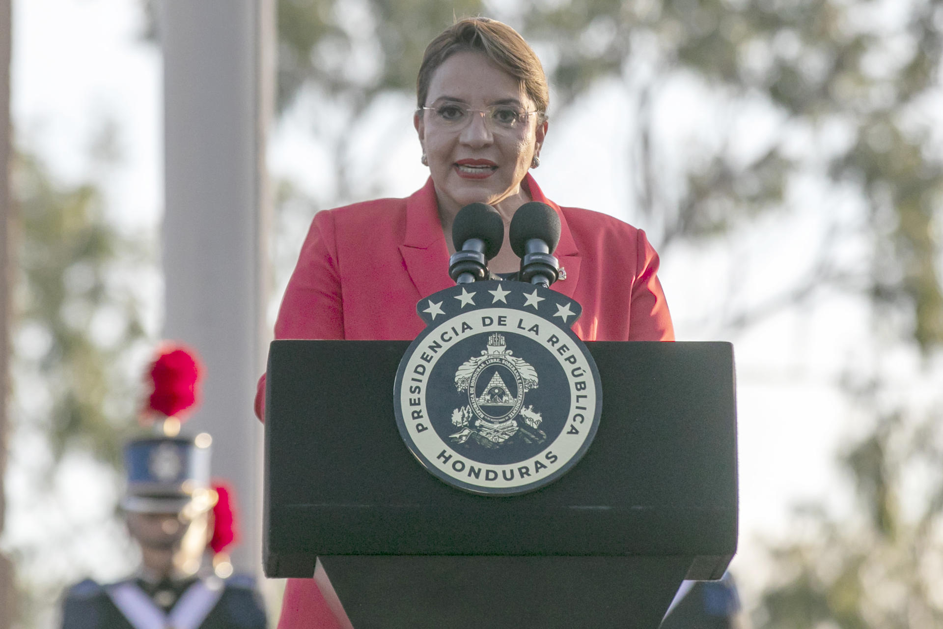 La presidenta de Honduras, Xiomara Castro, al intervenir este lunes, 1 de septiembre, durante la ceremonia de inicio de las fiestas de Independencia de Honduras, en Tegucigalpa. EFE/STR