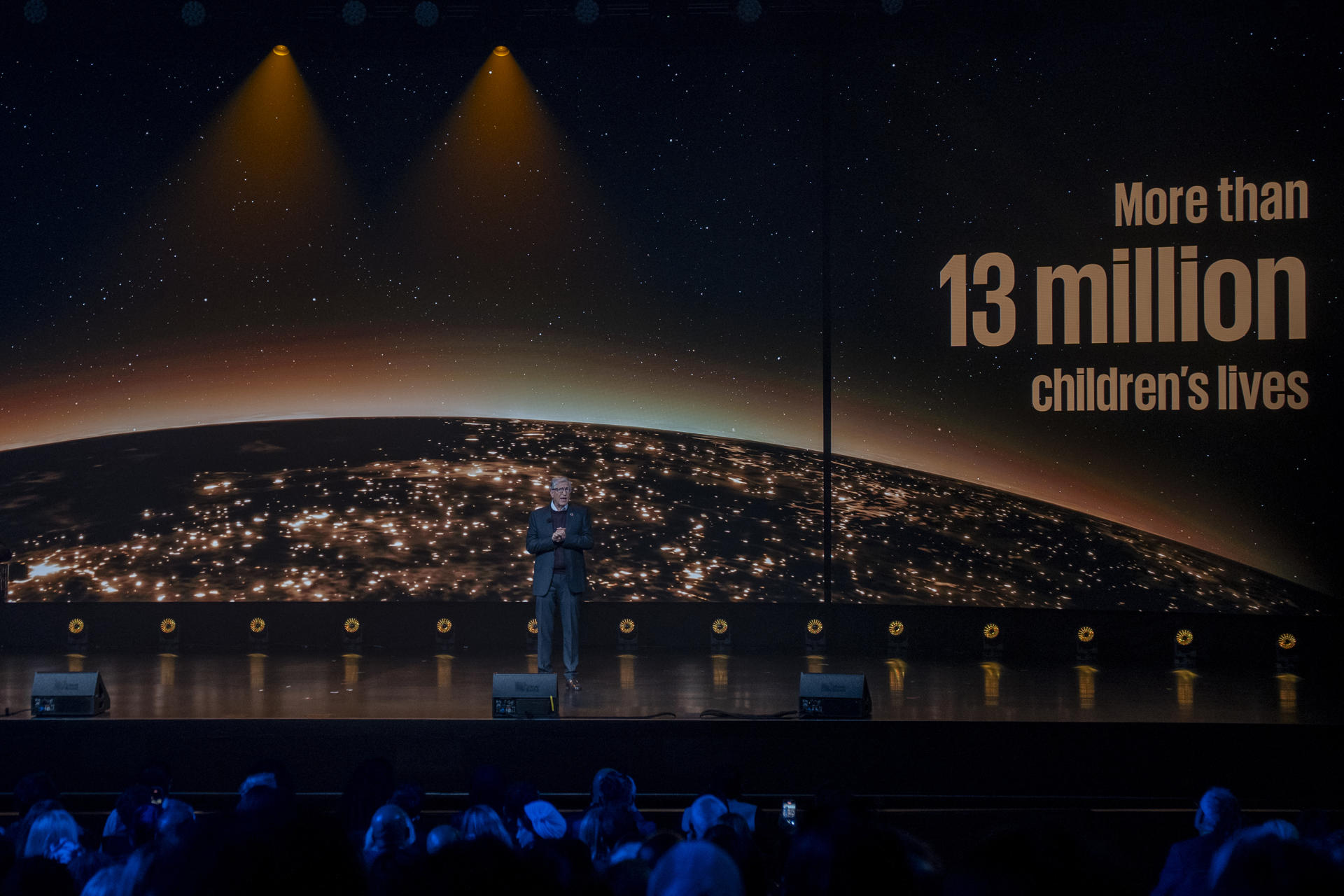 El magnate estadounidense Bill Gates, cofundador de Microsoft, habla durante los premios Goalkeeper 2025 este lunes, en Nueva York (Estados Unidos). EFE/Ángel Colmenares.