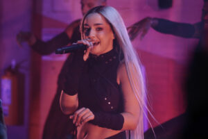 Imagen de archivo de la cantante Lola Índigo durante un concierto. EFE/ Carlos Ortega