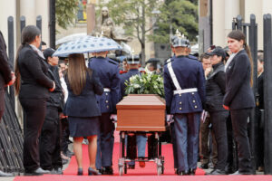 Fotografía de archivo de integrantes del Batallón Guardia Presidencial que acompañaron al féretro del fallecido senador y precandidato presidencial Miguel Uribe Turbay a su llegada al Cementerio Central en Bogotá (Colombia). EFE/ Mauricio Dueñas Castañeda