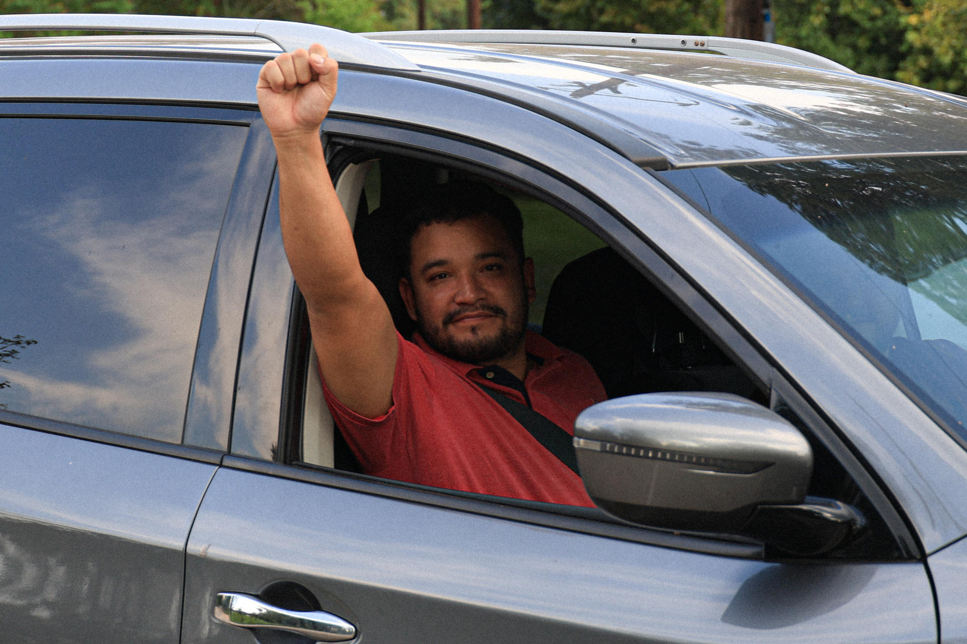 El activista venezolano Gregory Sanabria saluda a su salida este jueves, del Montgomery Processing Center en Conroe, Texas (Estados Unidos)..EFE/ Carlos Ramírez