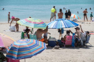 Jornada soleada en Playa Chica en Fuerteventura este domingo en el que se alcanzarán temperaturas de hasta 34º en el interior del sur, sureste y oeste. EFE/Carlos de Saá