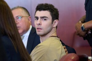 Luigi Mangione (c), acusado de asesinar al CEO de UnitedHealthcare, Brian Thompson, fue captado el pasado 16 de septiembre, durante una audiencia en el Tribunal Supremo de Manhattan, en Nueva York (NY, EE.UU.). EFE/Curtis Measn/Pool