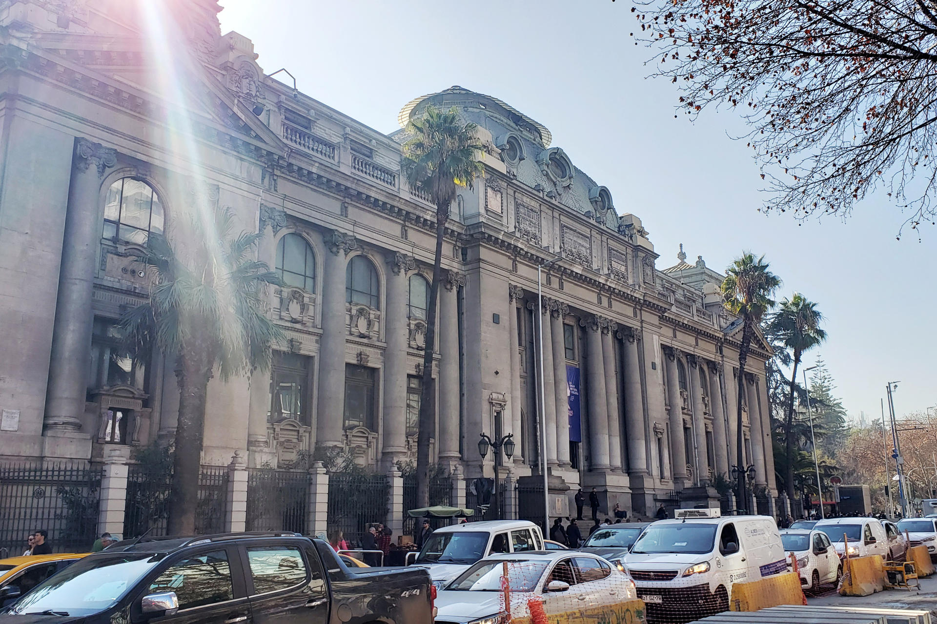 Fotografía del 18 de julio de 2025 que muestra la fachada de la Biblioteca Nacional en Santiago (Chile). EFE/ Elvis González

