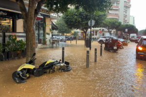 Vista general de las calles anegadas en Ibiza debido a las intensas lluvias caídas este martes, que han dejado carreteras cortadas e inundaciones en distintos puntos de la isla y el desalojo preventivo y cierre de un colegio. EFE/ Sergio G. Cañizares