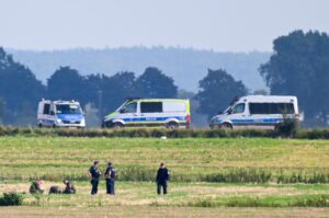 Agentes inspeccionan en la localidad polaca de Olesno la incursión de los drones. EFE/EPA/ANDRZEJ JACKOWSKI POLAND OUT