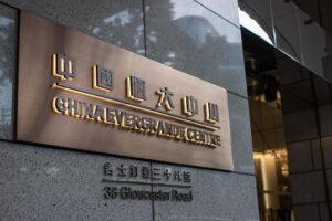 Cartel de la inmobiliaria china Evergrande en la entrada de un edificio en Hong Kong, China. EFE/EPA/JEROME FAVRE