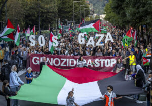 Miles de personas han participado en una manifestación propalestina este miercoles, en el 73 Festival Internacional de Cine de San Sebastián. EFE/ Javier Etxezarreta