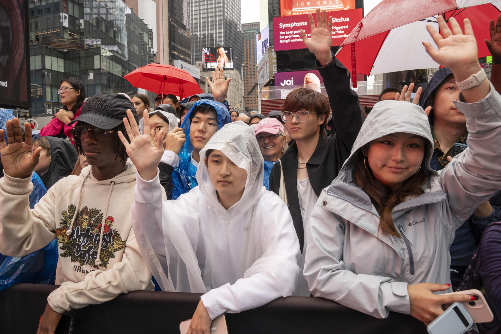 Personas asisten a un evento para celebrar los 400 años de la ciudad de New York este domingo, en el Time Square en Nueva York (Estados Unidos). EFE/ Angel Colmenares