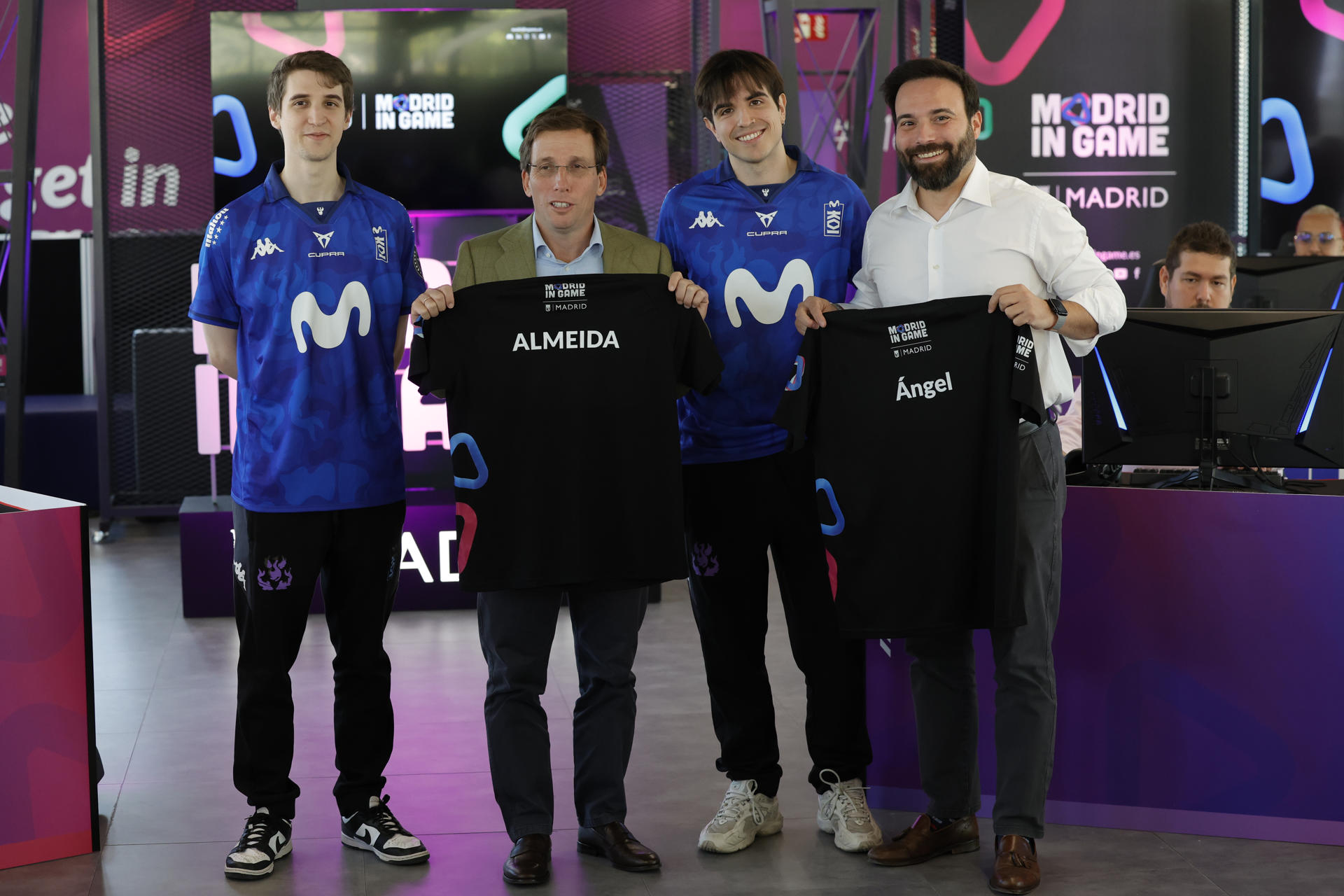 El alcalde de Madrid, José Luis Martínez-Almeida (2i) recibe a los cuatro equipos clasificados para la final de verano de League of Legends EMEA Championship (LEC) 2025 acompañado del concejal delegado de Innovación y Emprendimiento, Ángel Niño (d), este viernes. Madrid se transforma desde este viernes, y durante todo el fin de semana, en el centro del universo ‘Gamer’. Concursos de 'Cosplay' (disfraces), actividades, la posibilidad de conocer a algunas de las estrellas de los 'e-sports' (deportes electrónicos) y la final europea de uno de los videojuegos más famosos del mundo de competición online, ‘League of Legends’, que se disputará hasta el próximo domingo. EFE/Zipi
