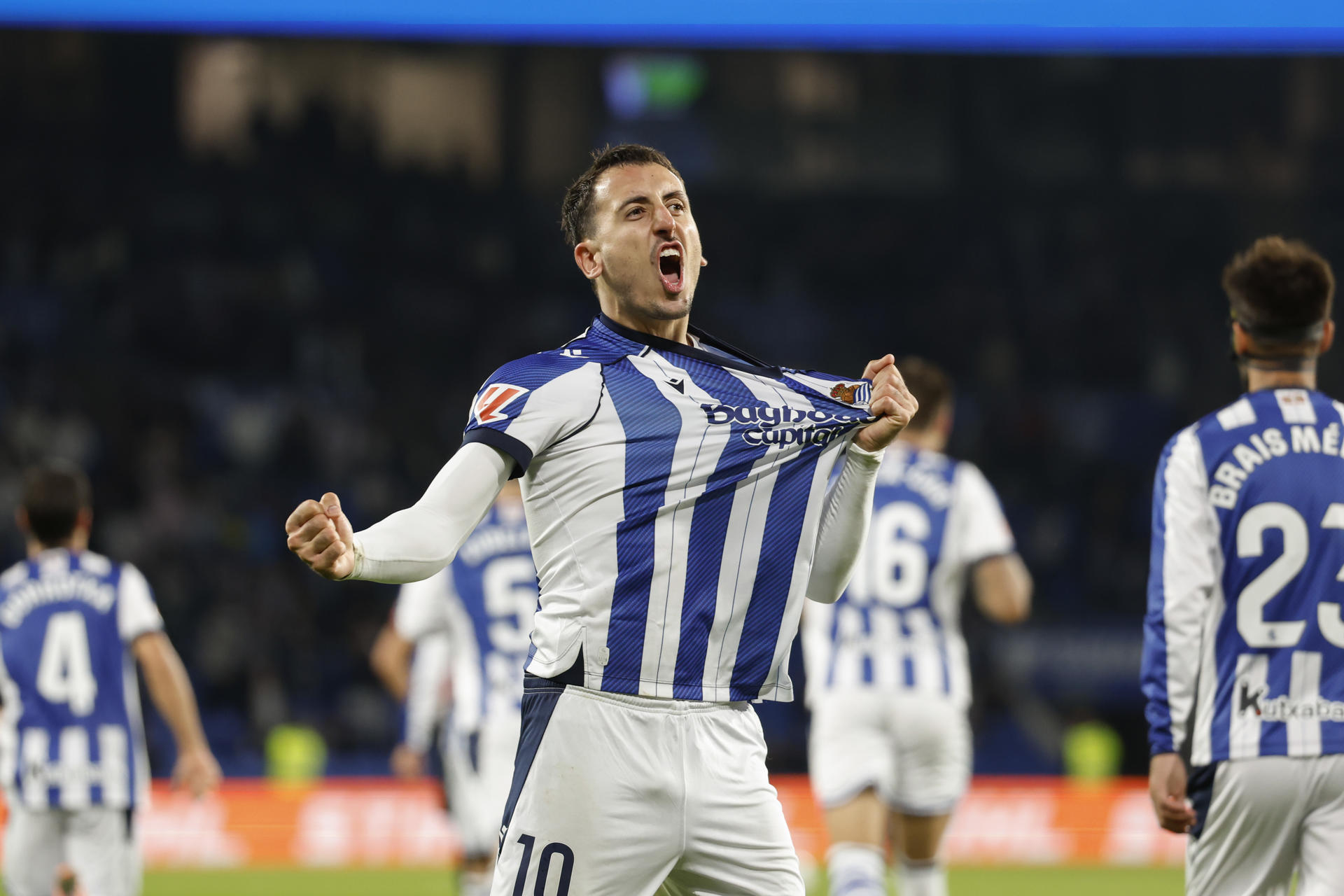 El delantero de la Real Sociedad, Mikel Oyarzabal, celebra el primer gol del equipo donostiarra durante el encuentro correspondiente a la sexta jornada de LaLiga de fútbol que Real Sociedad y RCD Mallorca disputaron en el Reale Arena, en San Sebastián. EFE/Juan Herrero