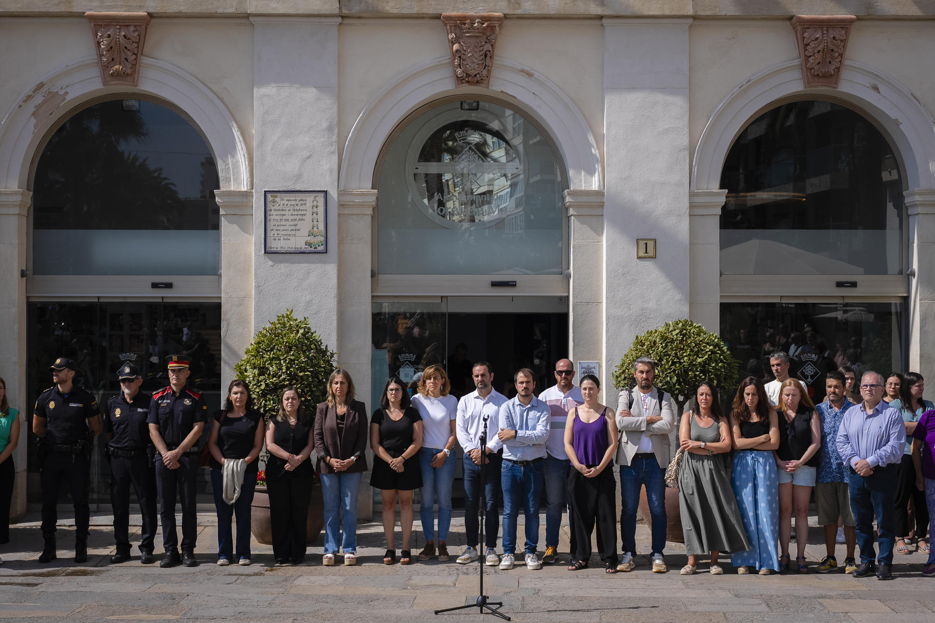 Medio centenar de personas se han concentrado este mediodía frente al edificio consistorial de Lloret de Mar para llevar a cabo un minuto de silencio y condenar así la muerte violenta de la mujer que fue asesinada ayer en un apartamento turístico de Lloret de Mar (Girona), y que el Ministerio de Igualdad investiga como violencia machista después de que el presunto homicida haya declarado a los Mossos que era una joven prostituida con la que había estado. EFE/David Borrat