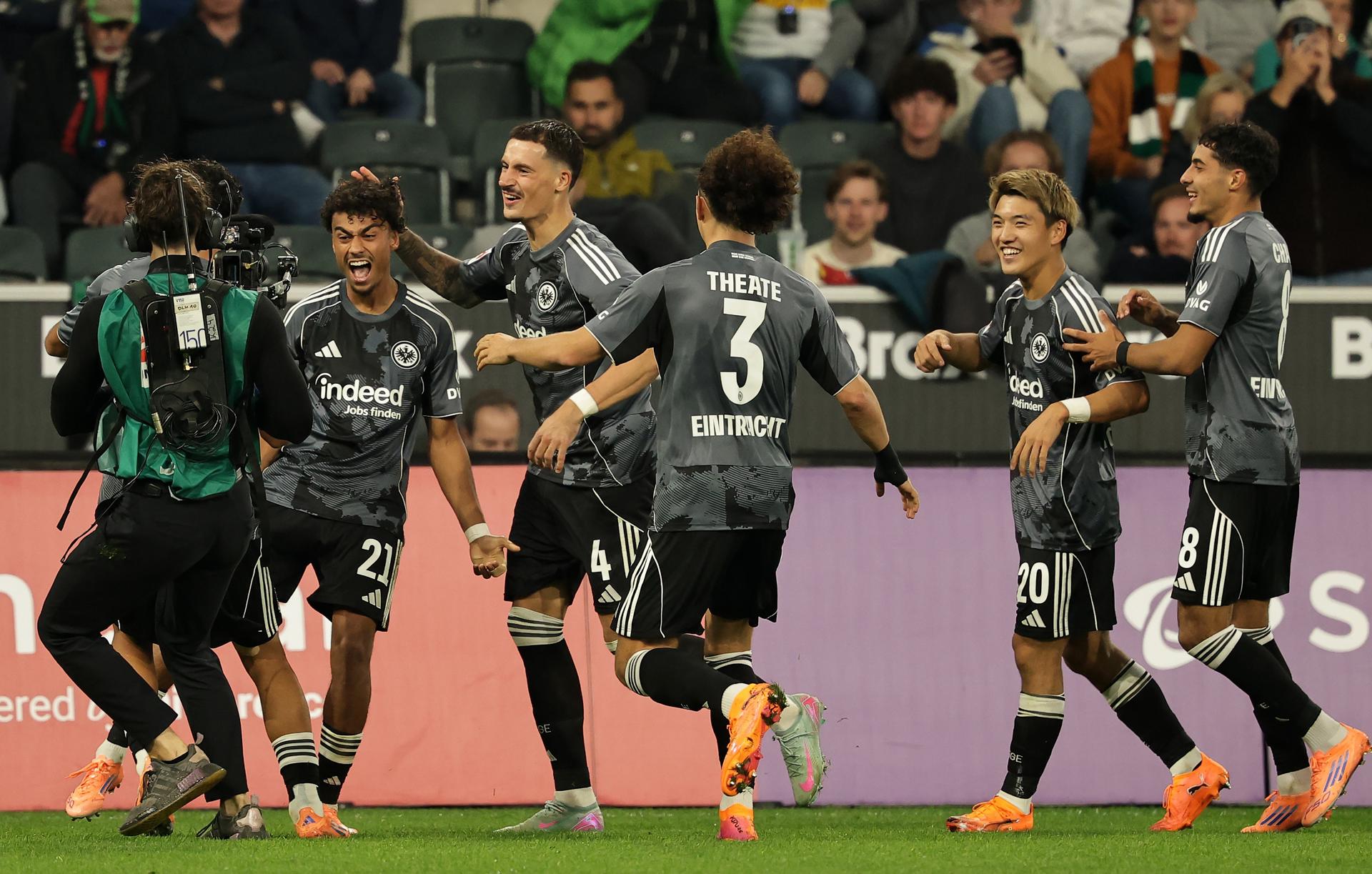 El jugador dl Eintracht Robin Koch celebra el 0-6 durante el partido de la Bundesliga que han jugado Borussia Moenchengladbach y Eintracht Frankfurt en Moenchengladbach, Alemania. EFE/EPA/FRIEDEMANN VOGEL