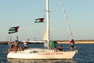 Banderas ondean a bordo de un barco de la Flotilla Global Sumud. EFE/Mohamed Ohamed