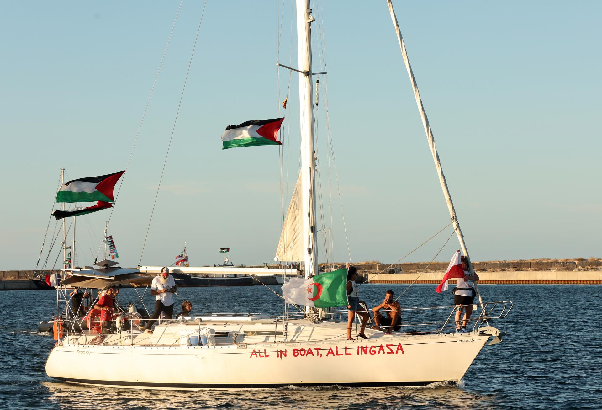 Banderas ondean a bordo de un barco de la Flotilla Global Sumud. EFE/Mohamed Ohamed