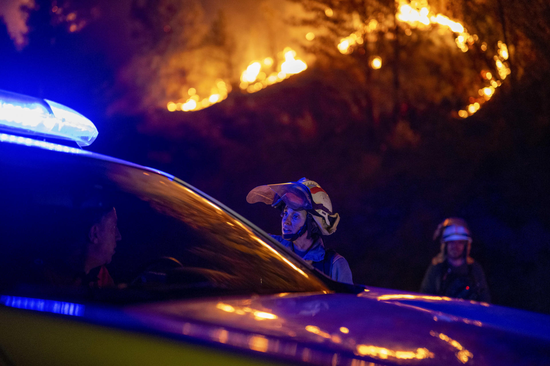 Imagen del incendio de O Bolo (Ourense), donde la Xunta de Galicia ha decretado el confinamiento de tres núcleos de población y se ha declarado el nivel 2 de emergencia. EFE/Brais Lorenzo