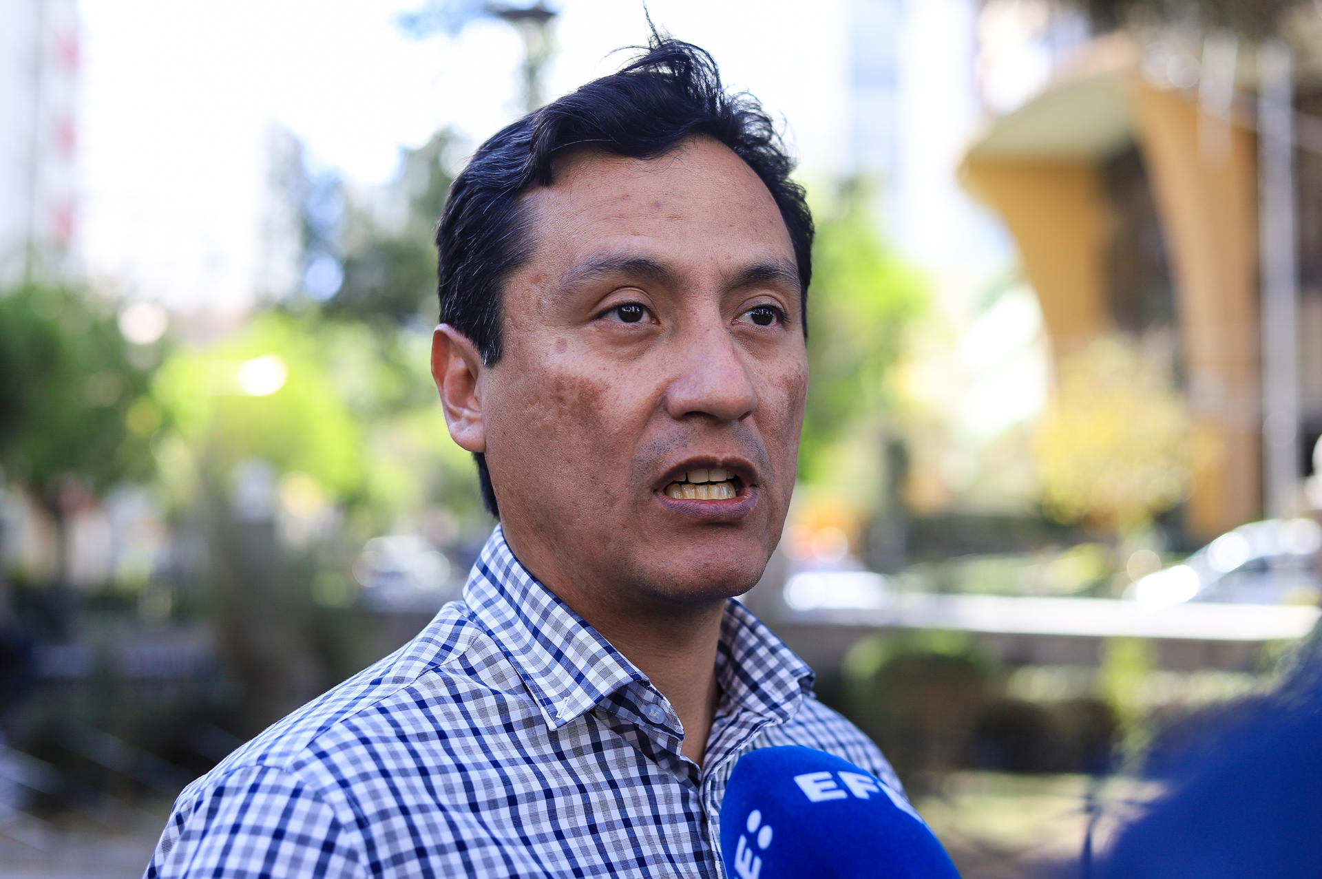 El director del Centro de Documentación e Información Bolivia (Cedib), Óscar Campanini, habla durante una entrevista con EFE este lunes, en La Paz (Bolivia). EFE/ Gabriel Márquez
