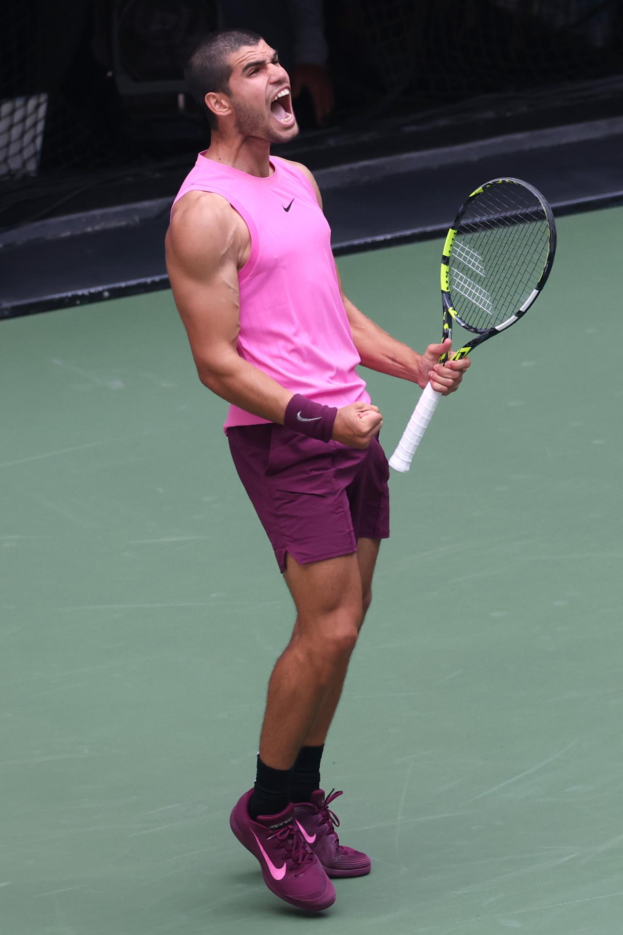 El español Carlos Alcaraz reacciona contra el checo Jiri Lehecka durante los cuartos de final del Abierto de Tenis de Estados Unidos en el Centro Nacional de Tenis USTA Billie Jean King en Flushing Meadows, Nueva York (EE.UU.). EFE/BRIAN HIRSCHFELD