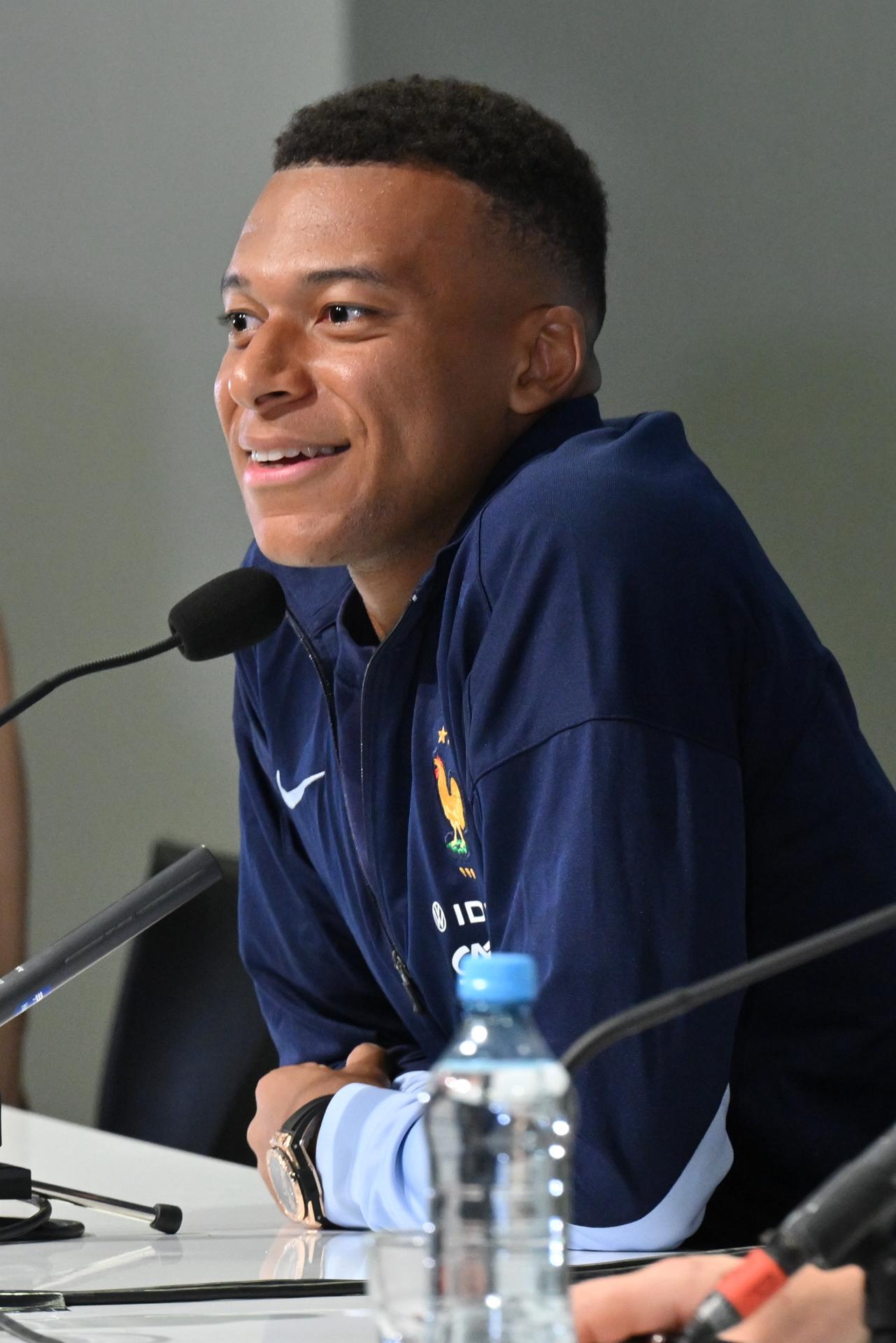 Rueda de prensa de Kylian Mbappe la víspera del Ucrania-Francia de clasificación para el Mundial 2026. EFE/EPA/Maciej Kulczynski