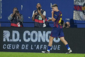 El centrocampista del Barcelona Fermín López celebra su gol contra el Valencia, durante el partido de la jornada 4 de LaLiga EA Sports, que disputan Barcelona y Valencia en el estadi Johan Cruyff en Barcelona.-EFE/ Alejandro García