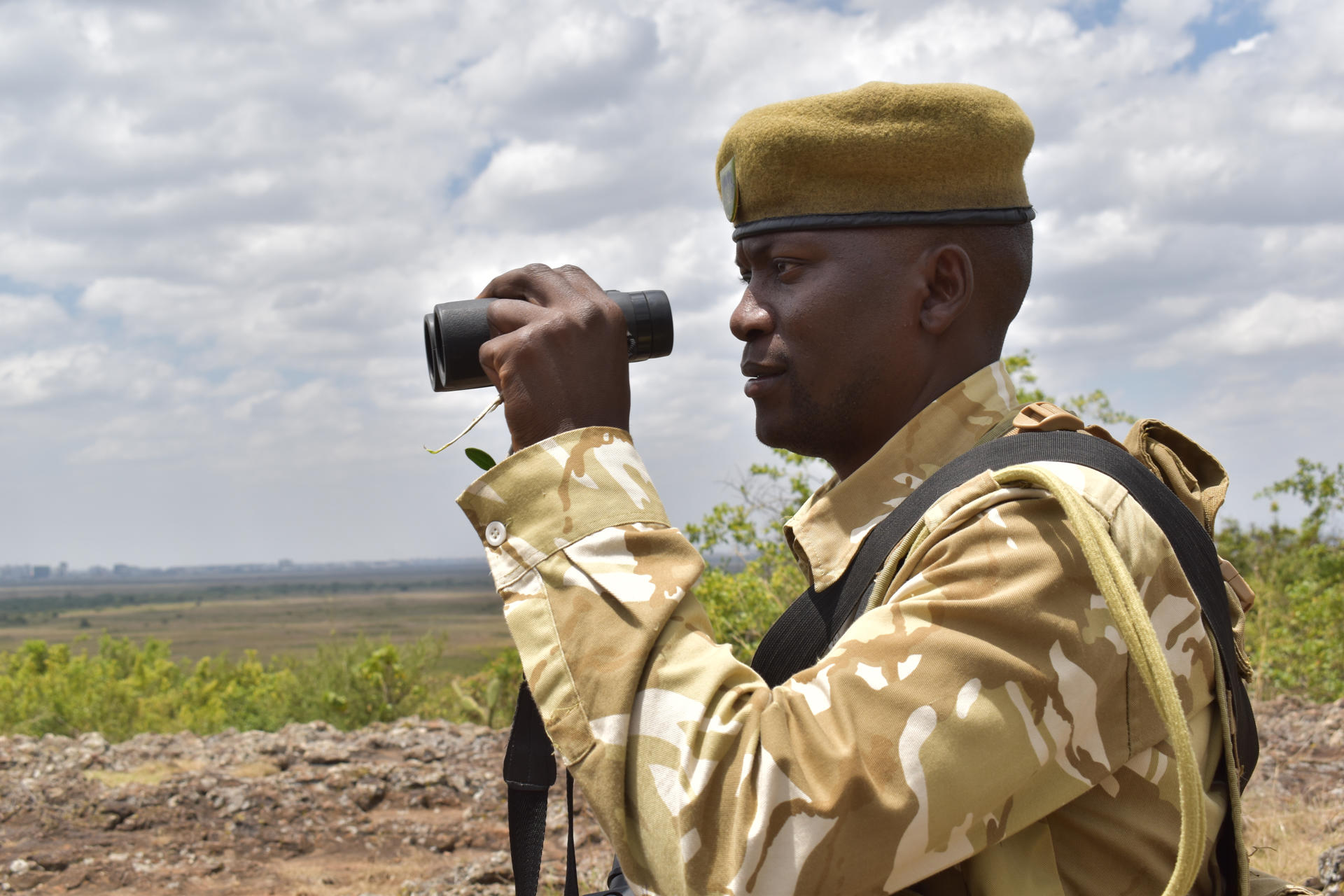 Un guardaparque utiliza sus binoculares en busca de animales salvajes para reportar sus últimos movimientos por la zona del Parque Nacional de Nairobi (el único situado en una capital en el mundo), el 27 de agosto de 2025. La fauna de Kenia genera millones de dólares cada año gracias a los safaris, a pesar del riesgo que ésto supone, ya que en las fronteras del este espacio natural descendientes masái, pueblo indígena de Kenia y Tanzania, viven entre cabras y depredadores. EFE/Augusto Morel
